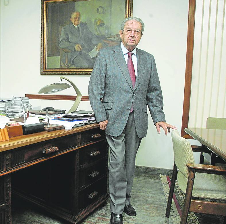 Claudio Fernández Junquera, ante un cuadro de su abuelo GumersindoJunquera, fundador de la empresa, pintado por Piñole. 