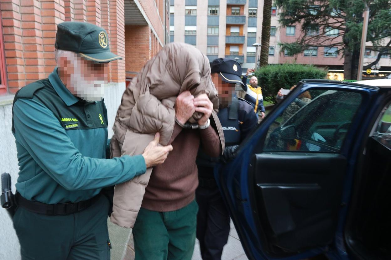 El acusado del crimen de su yerno sale de los juzgados de Mieres en noviembre de 2019. 