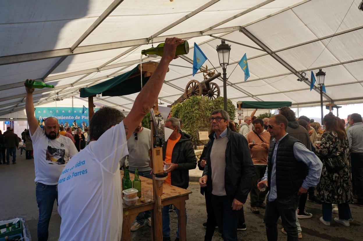 La plaza del Cañón, en Arriondas, estuvo repleta de vecinos y visitantes que degustaron sidra casera. 