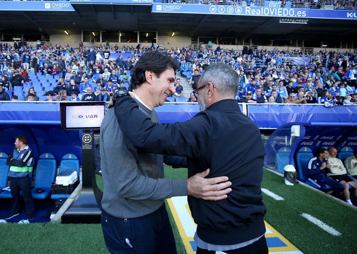 Los entrenadores Aitor Karanka y Álvaro Cervera se saludan antes del inicio del encuentro. 