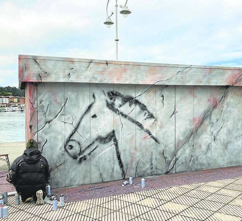 Mural con la cabeza de caballo de Tito Bustillo, en el muelle pesquero. j. g.