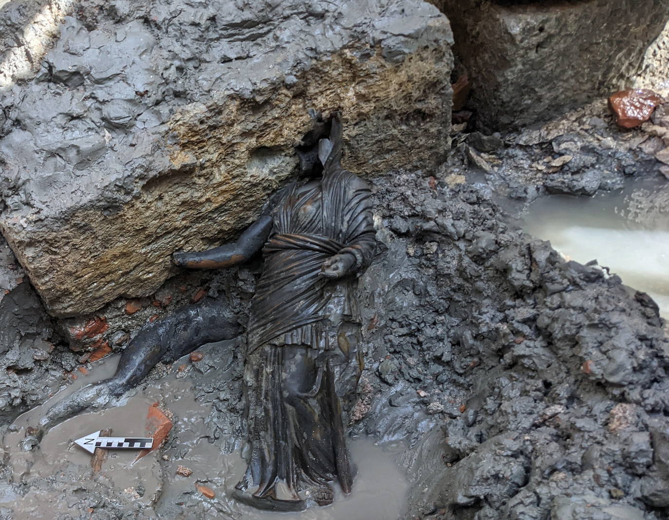 Fotos: Un tesoro en bronce romano emerge en la Toscana
