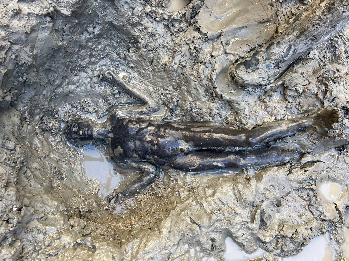 Fotos: Un tesoro en bronce romano emerge en la Toscana