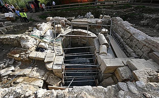 Imagen principal - Excavación de la fuente de San Casciano dei Bagni junto con varias de las estatuas descubiertas bajo el agua.
