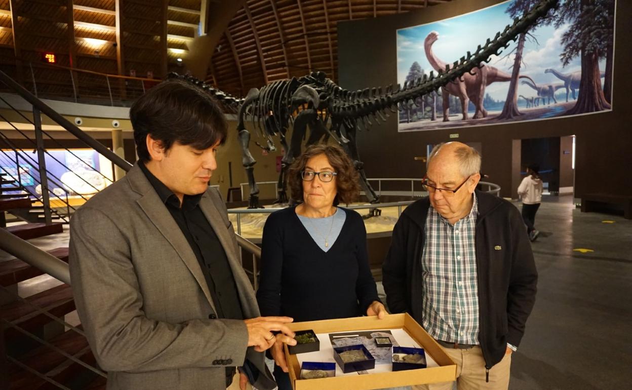 El consejero de ciencia, Borja Sánchez, junto a los investigadores del equipo científico del MUJA, José Carlos García-Ramos y Laura Piñuela