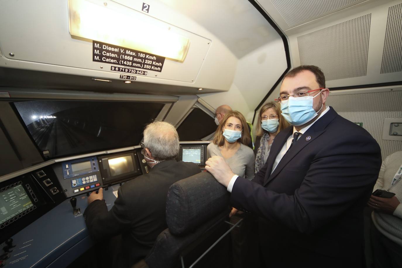 Fotos: Día histórico para Asturias con el primer tren de pasajeros que cruza la variante de Pajares