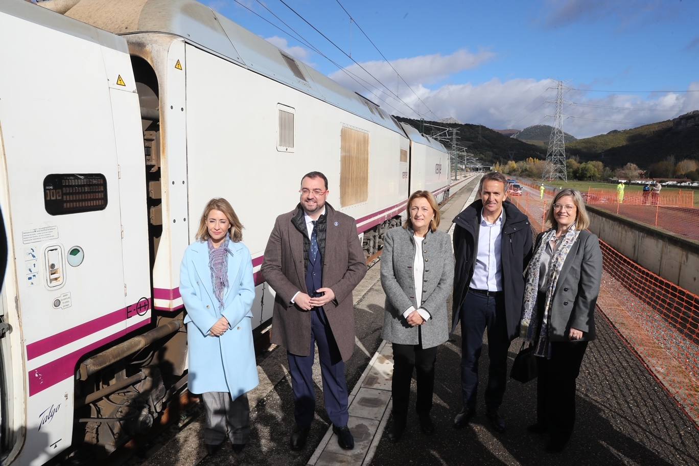 Fotos: Día histórico para Asturias con el primer tren de pasajeros que cruza la variante de Pajares