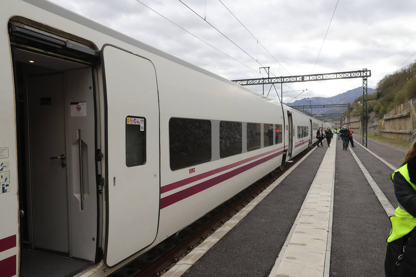 Fotos: Día histórico para Asturias con el primer tren de pasajeros que cruza la variante de Pajares