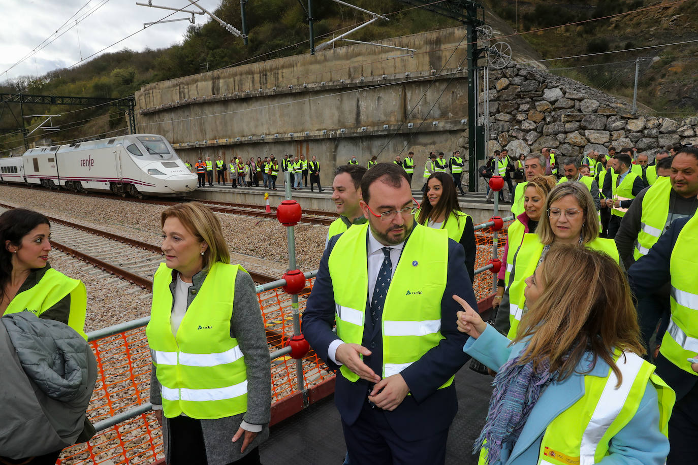 Fotos: Día histórico para Asturias con el primer tren de pasajeros que cruza la variante de Pajares