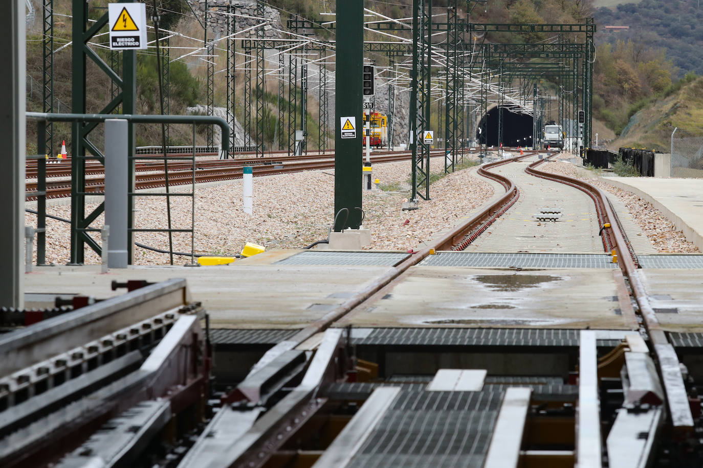 Fotos: Día histórico para Asturias con el primer tren de pasajeros que cruza la variante de Pajares