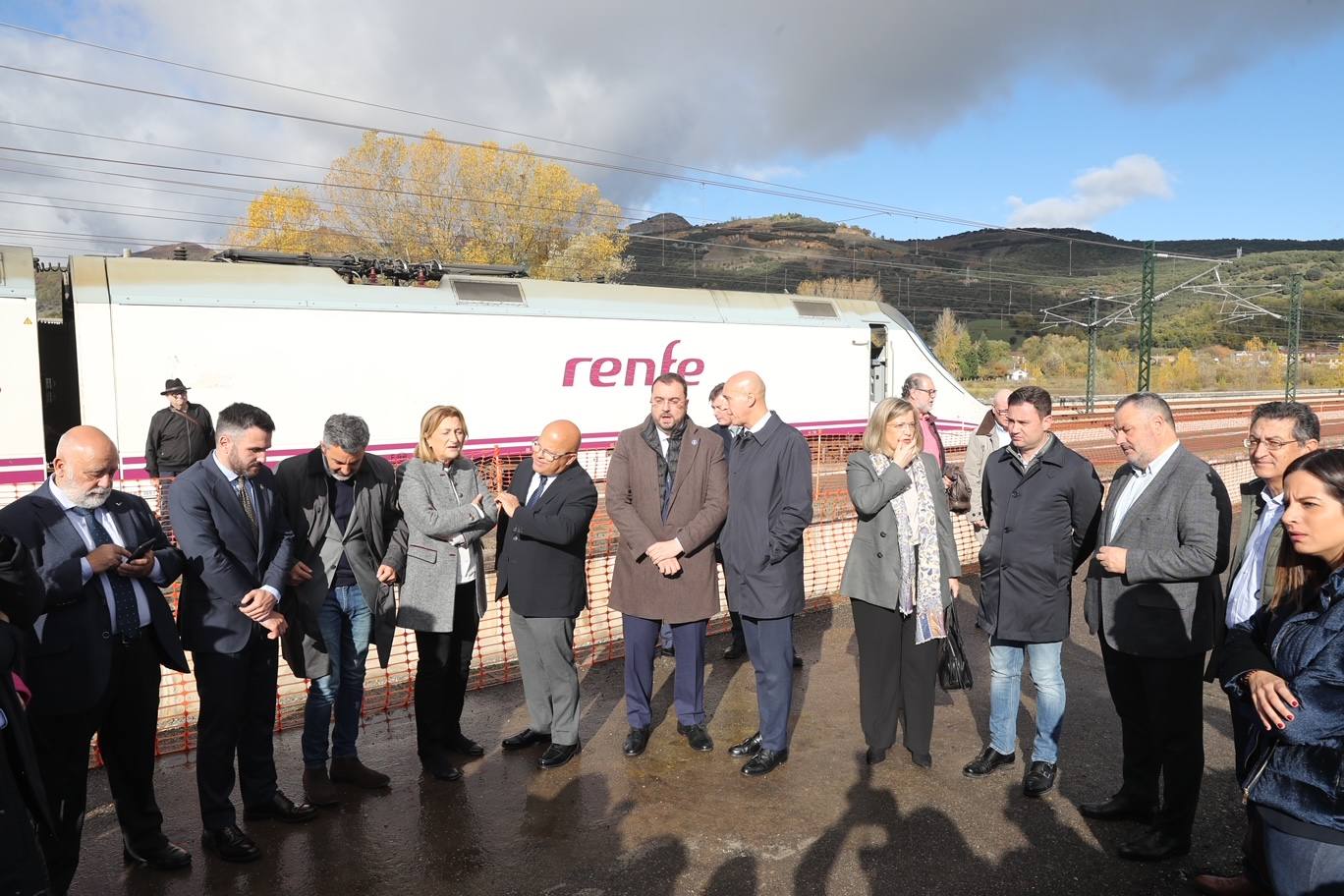 Fotos: Día histórico para Asturias con el primer tren de pasajeros que cruza la variante de Pajares