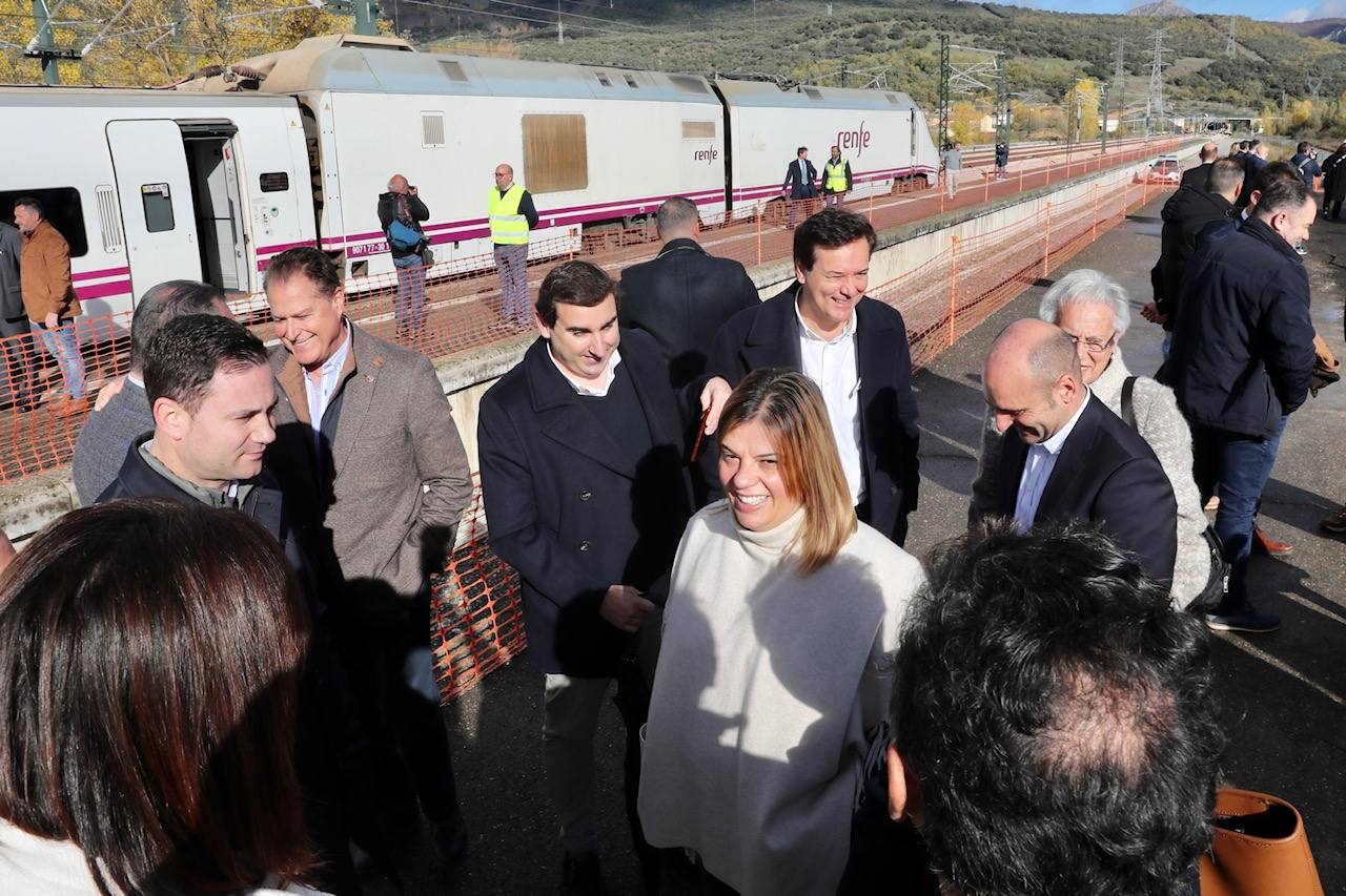 Fotos: Día histórico para Asturias con el primer tren de pasajeros que cruza la variante de Pajares