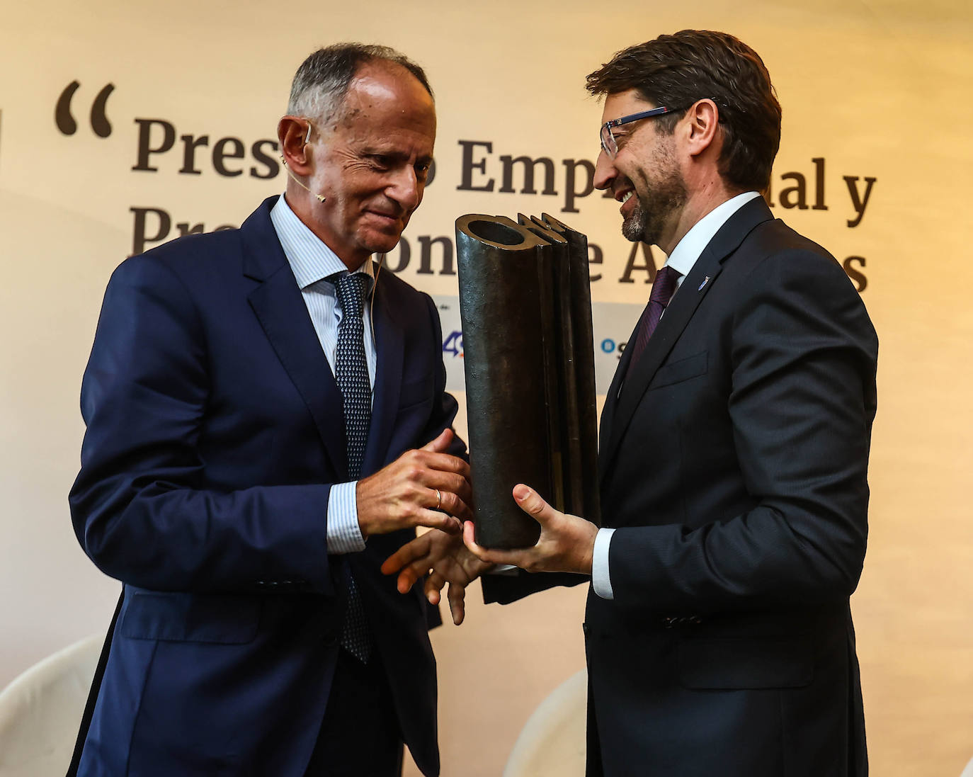 Fotos: Sáenz de Jubera, galardonado con el Premio Asturmanager por el «compromiso con su tierra»