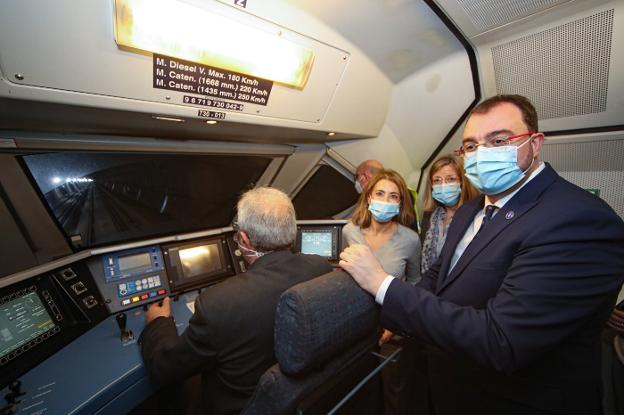 El maquinista José Ramón Fernández, la ministra de Transportes, Raquel Sánchez, la presidenta de Adif, María Luisa Domínguez y el presidente del Principado, Adrián Barbón, en el viaje de prueba hecho ayer en la variante de Pajares con un tren de viajeros. 