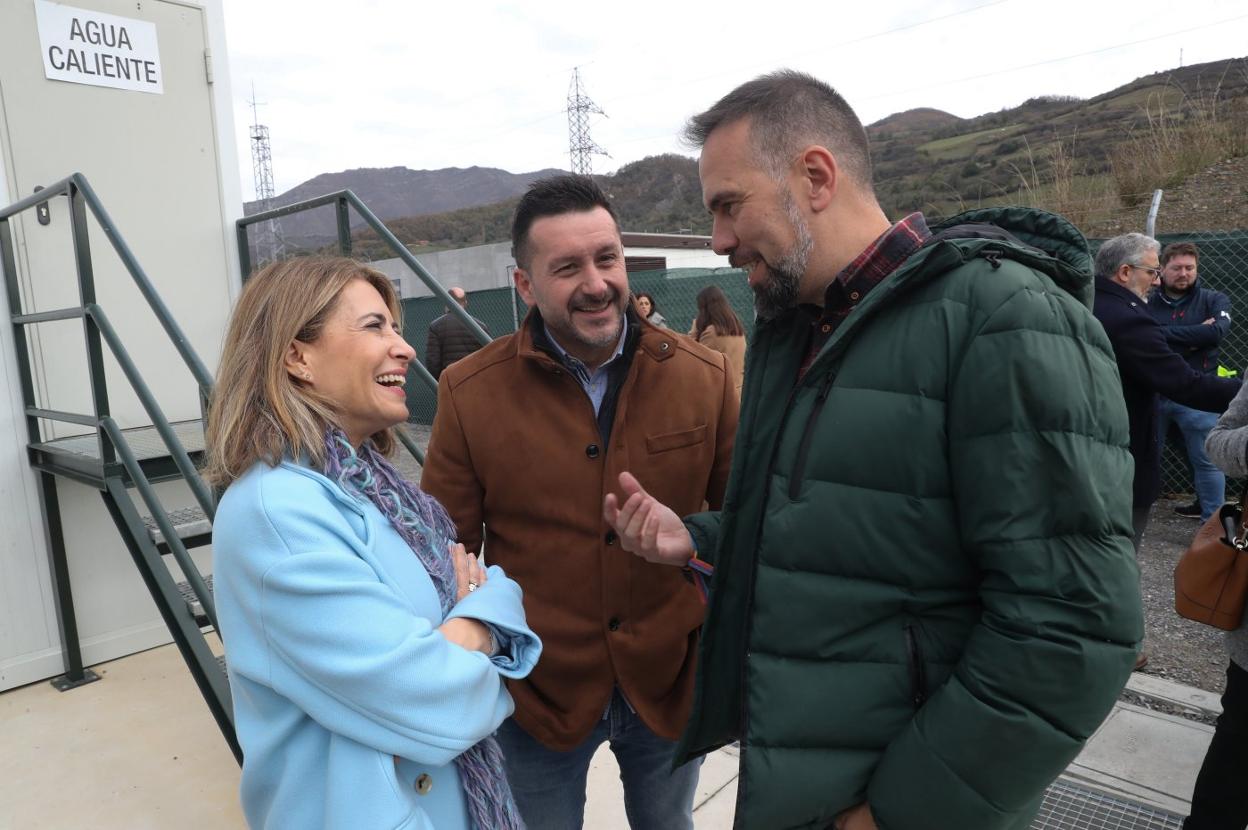 La ministra Raquel Sánchez conversa con los secretarios generales de UGT y CC OO, Javier Fernández Lanero y José Manuel Zapico. 