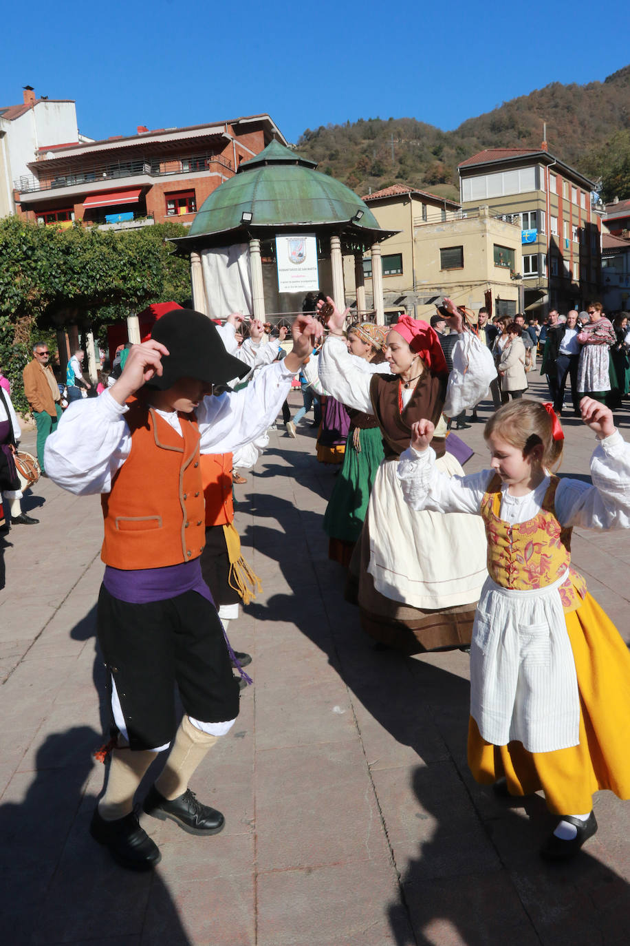 Fotos: La fiesta de los Humanitarios llena las calles de Moreda