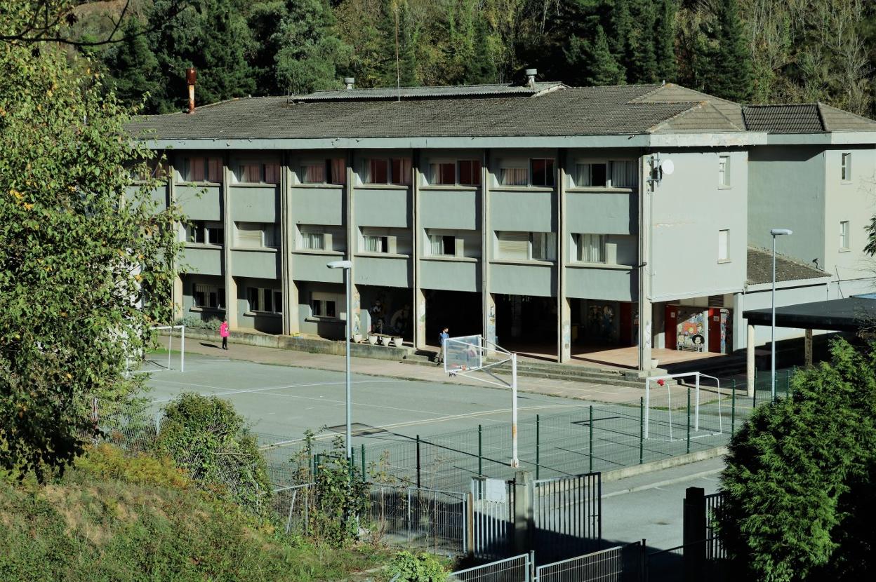 Colegio Público de Obanca, donde una obra proyectada por el Principado este año quedó desierta. 