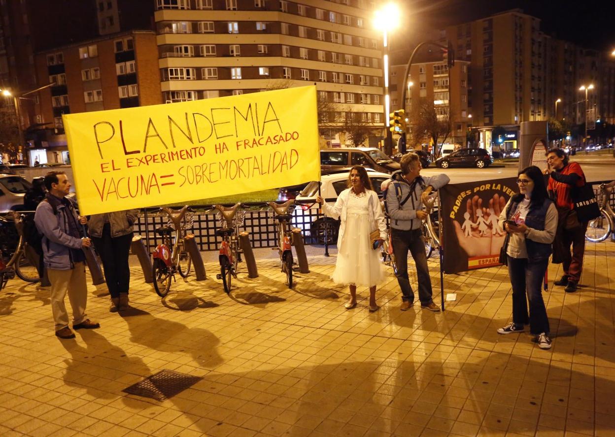 Un grupo antivacunas a las puertas del instituto, antes de la charla. 