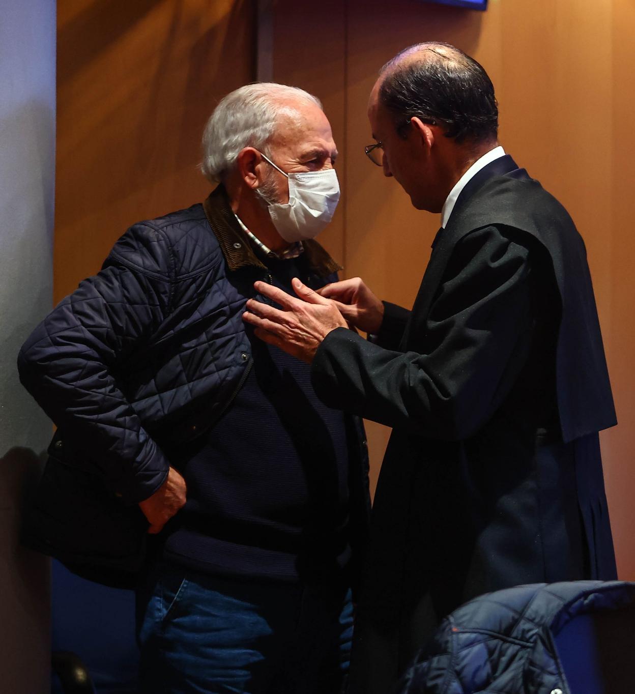 El acusado conversa con su abogado, Antonio Pineda. 