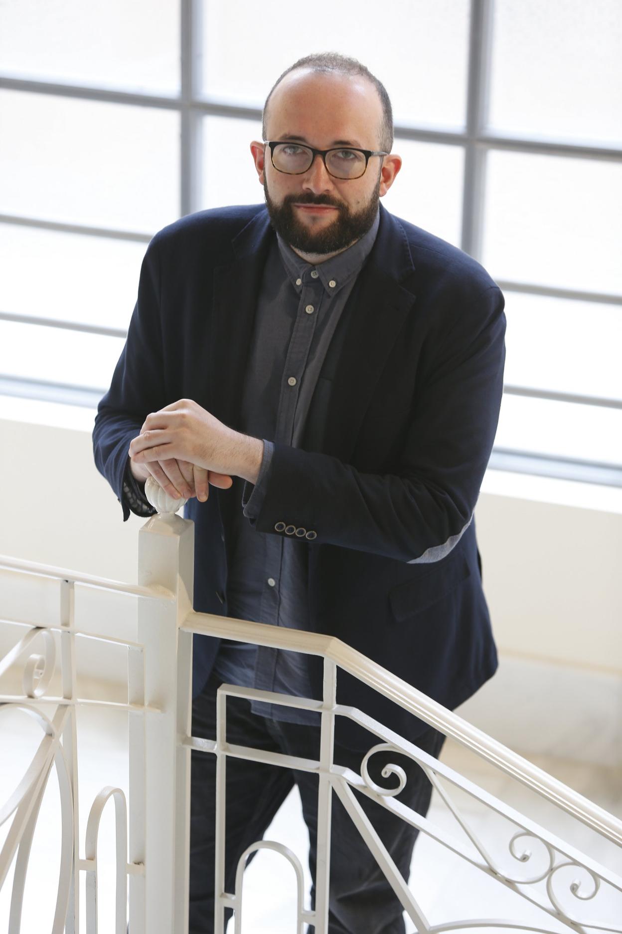 Alejandro Díaz Castaño, director del FICX, en la Antigua Escuela de Comercio. 