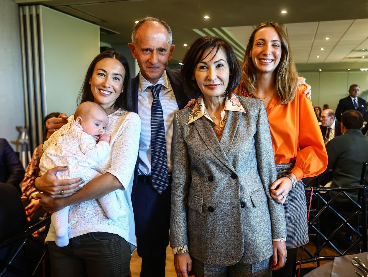 El presidente de Total con su esposa, sus dos hijas y su nieta pequeña. 