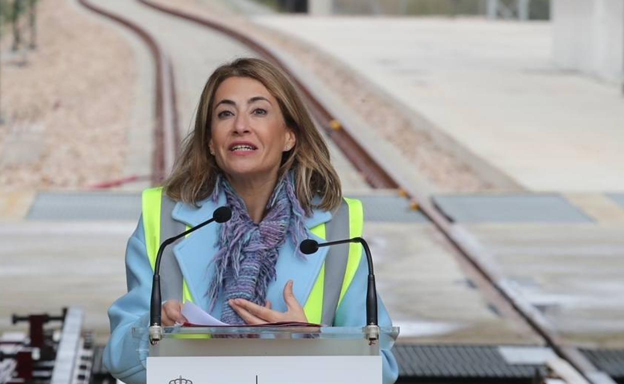 La ministra de Transportes, Raquel Sánchez, ha viajado este miércoles en un tren S-730 que ha recorrido el trayecto entre La Robla y Campomanes.
