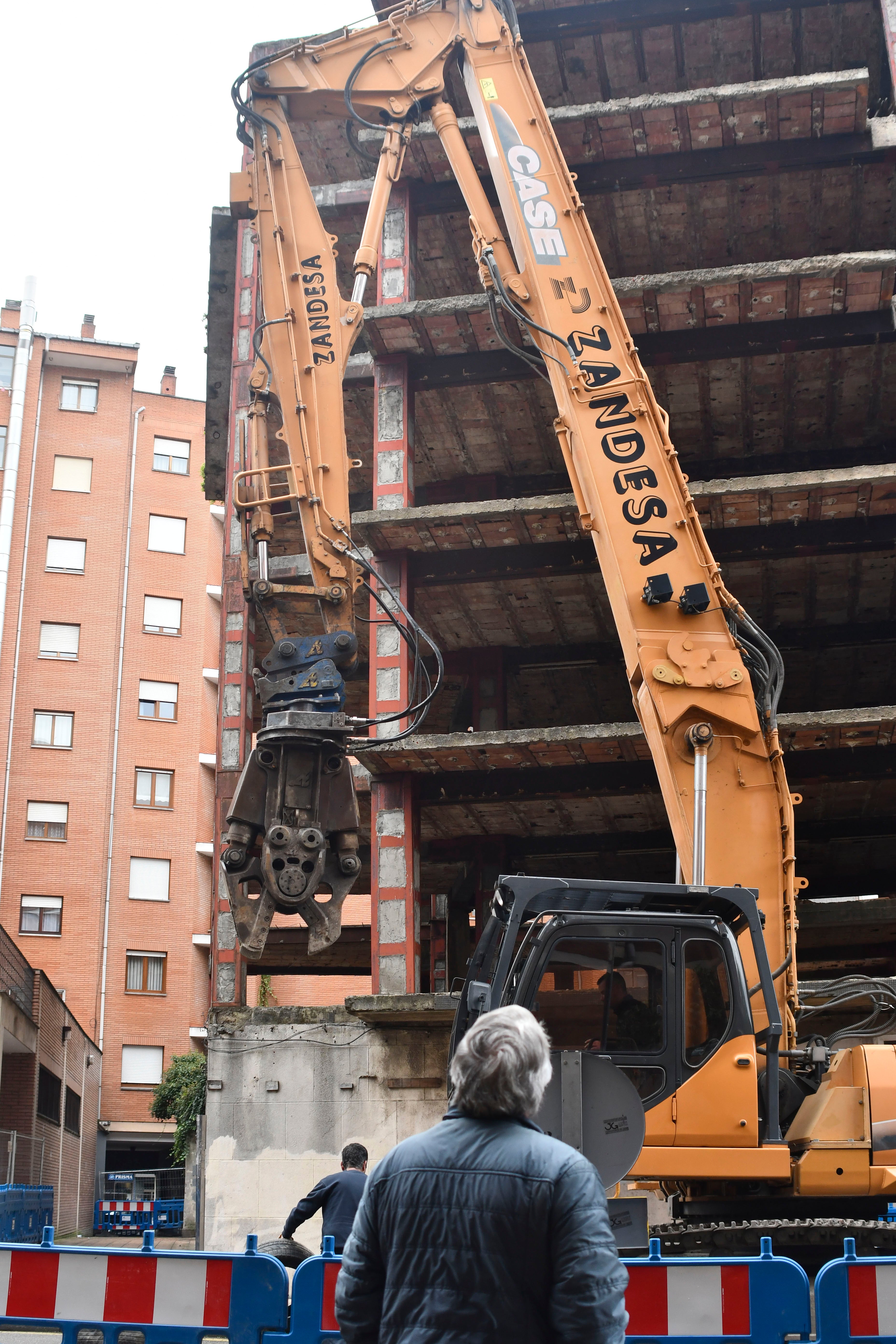 Fotos: Demolición del esqueleto de El Carbayedo