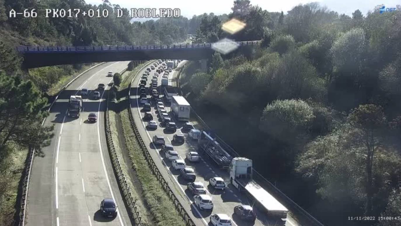 Retenciones en la A-66 por un camión averiado.