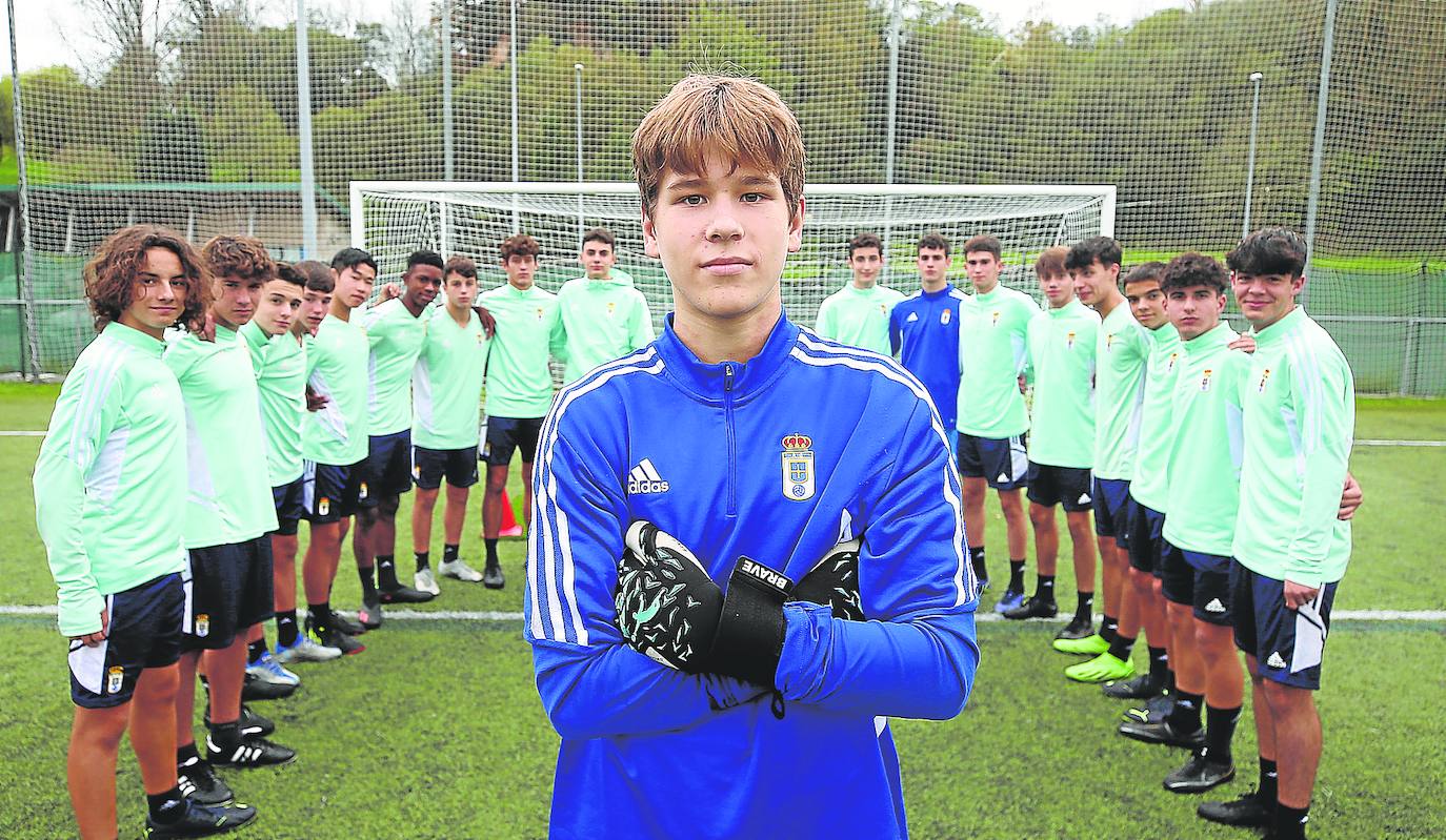 El joven jugador ucraniano posa delante de sus compañeros del cadete azul.