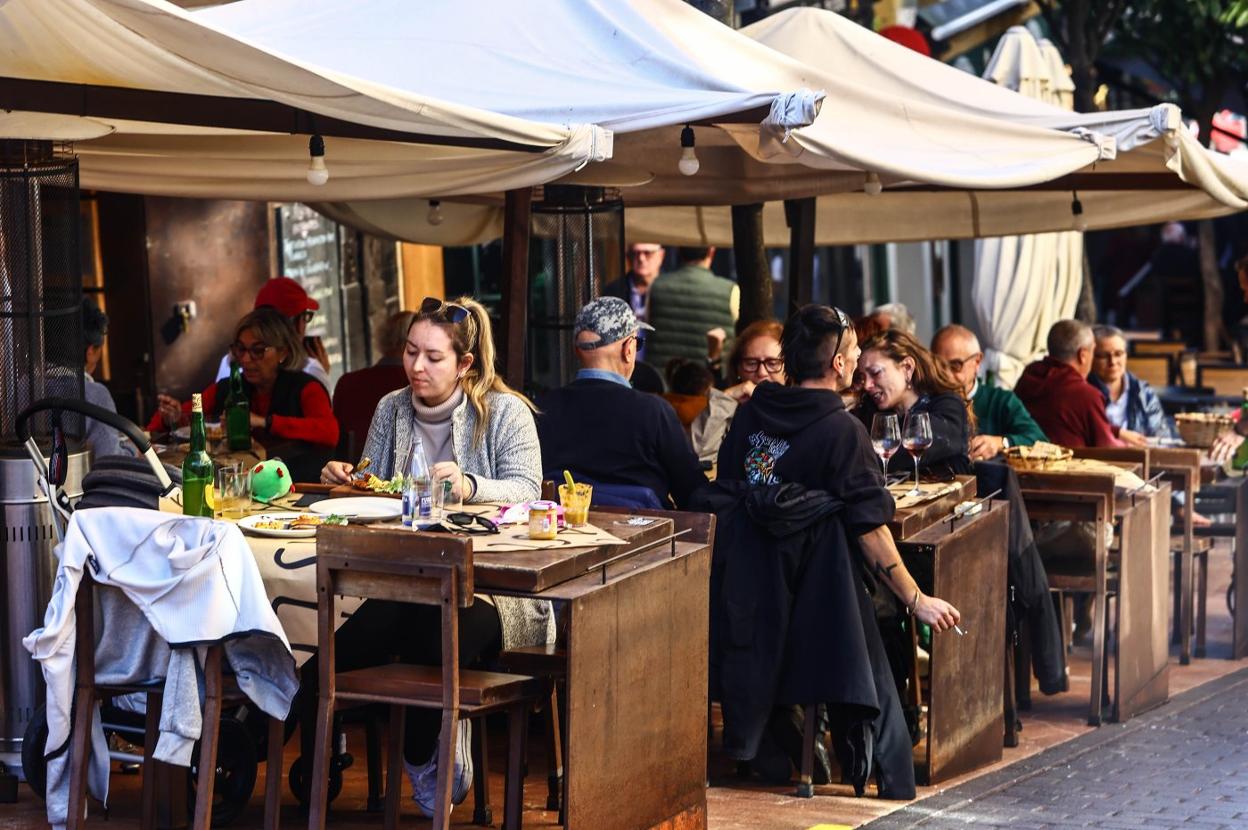 Comensales, ayer, en una terraza de la calle Gascona. 