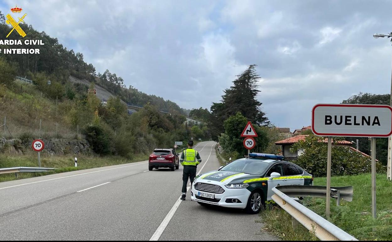 La carretera N-634, a su paso por la localidad llanisca de Buelna, donde hallaron al detenido.