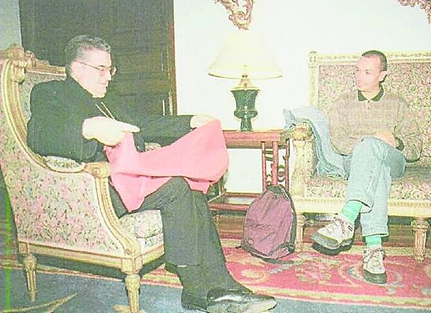 Díaz Merchán recibiendo la bandera roja de manos de Terán.