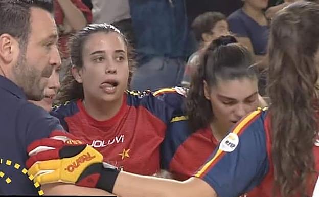 Sara Lolo, una de las asturianas en la Selección Española, llora desconsolada tras el encuentro.