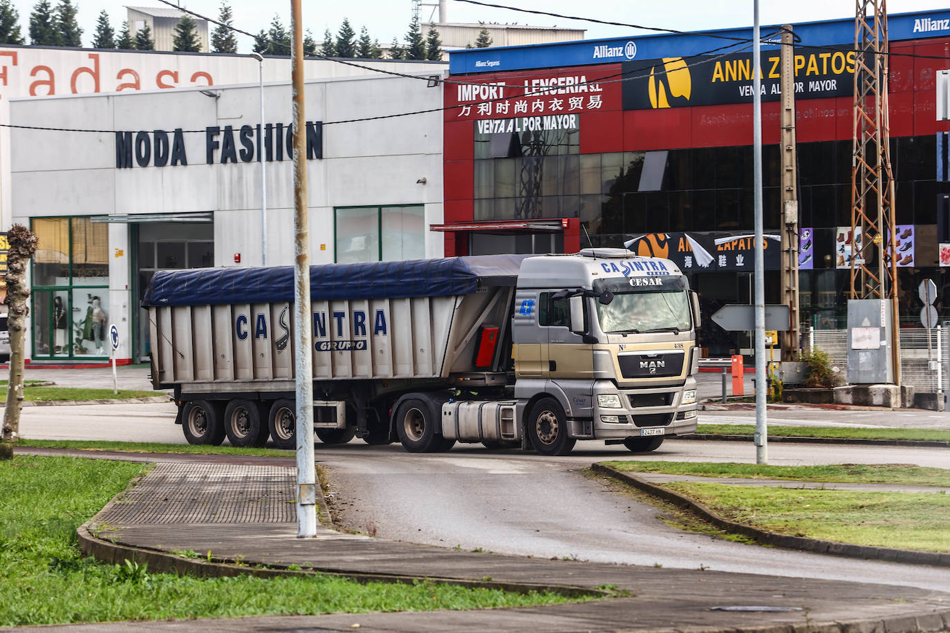 Fotos: «Sin incidencias relevantes» en Asturias en el primer día del paro de transportes