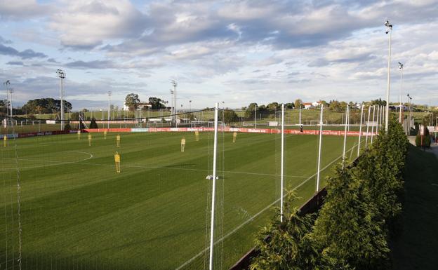 Uno de los campos de fútbol de la Escuela de Mareo.