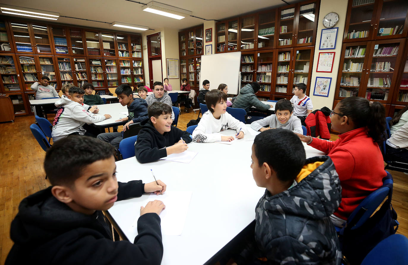 Fotos: La Escuela de Periodismo se estrena en el IES La Ería