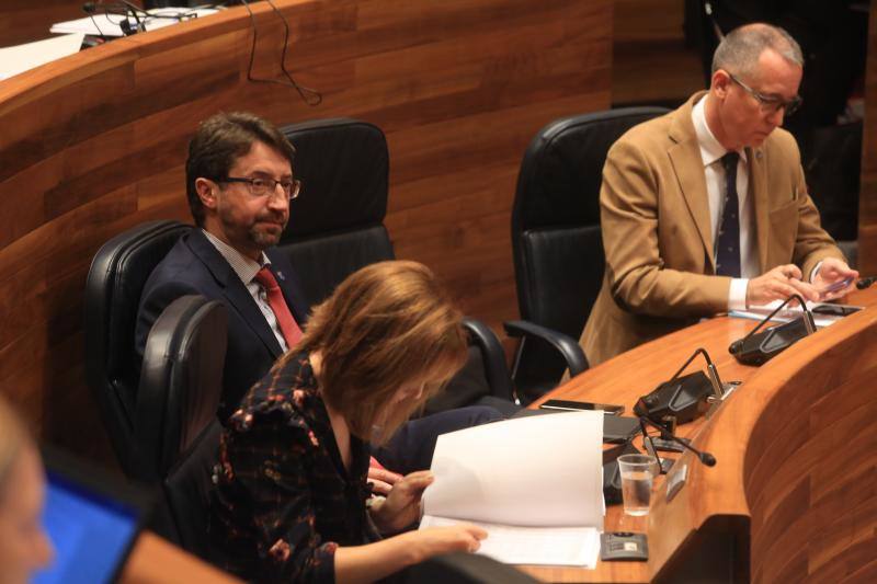 Los consejeros de Industria y Hacienda en el Parlamento.