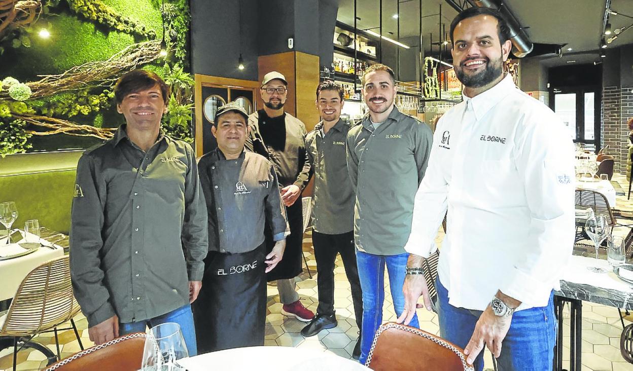 Alejandro Galán, con su equipo, en el restaurante gijonés. 