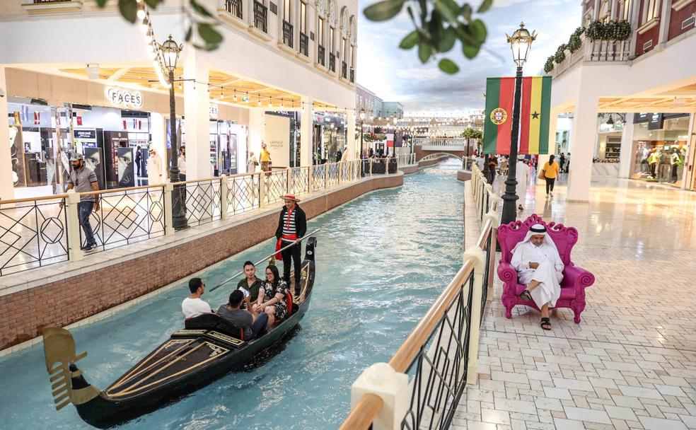 Turistas a bordo de una góndola en un centro comercial de Qatar. 