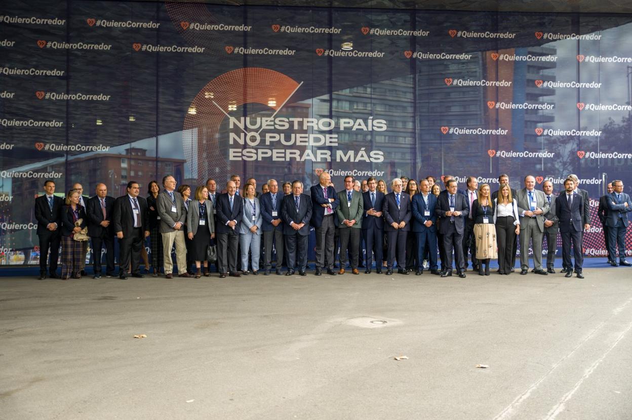 Representantes políticos, empresariales y de la sociedad civil, reunidos ayer en Barcelona en defensa del corredor ferroviario del mediterráneo. El acto, al que asistió la ministra de Transportes, contó con presencia de 1.500 empresarios. 