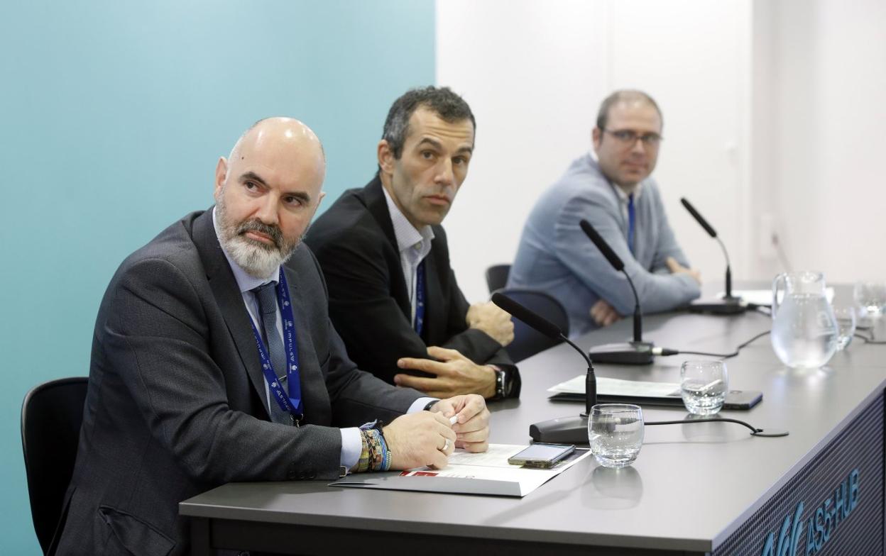 Miguel García-Menéndez, de Castroalonso; Marco Prieto, de ASAC Comunicaciones, y César Fernández, de Ewala. 