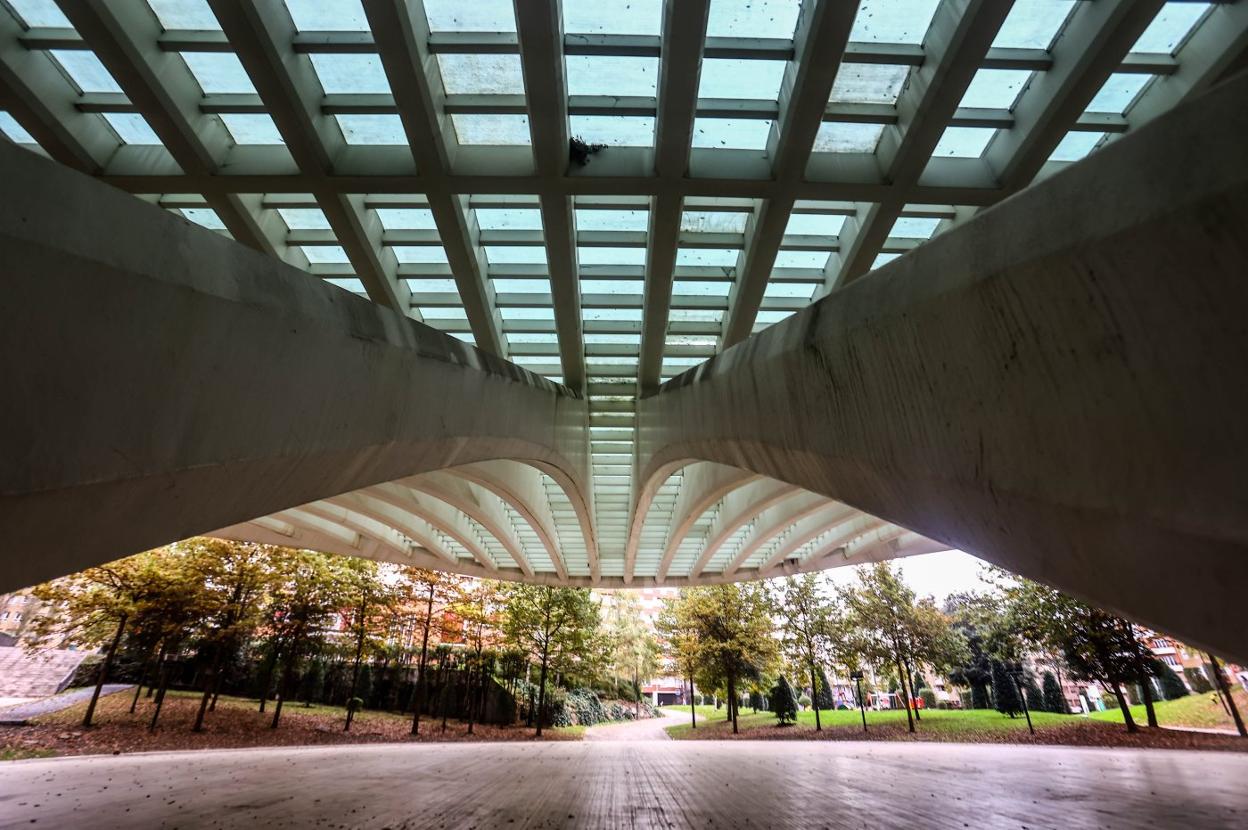 Una vista del parque que bordea al edificio Calatrava desde la entrada del centro comercial Modoo, que lleva cerrado cuatro años y ha acabado en manos de un fondo. 