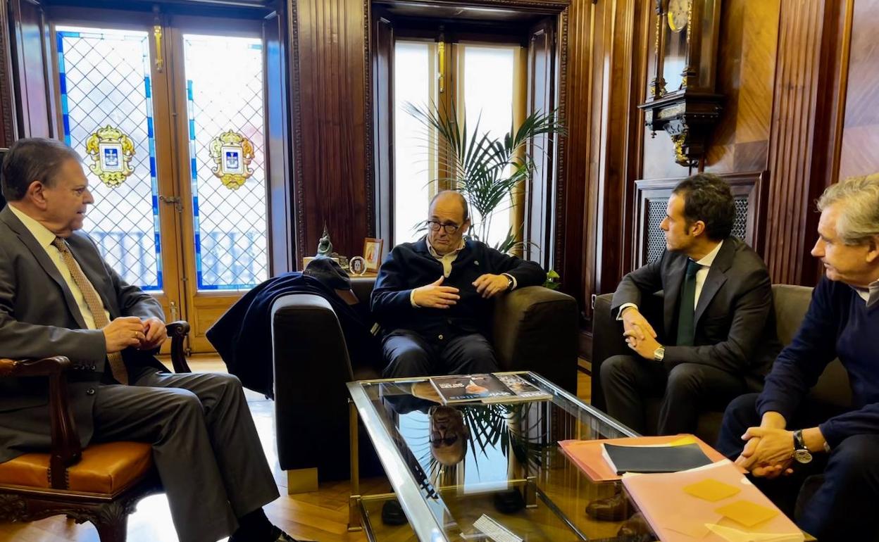 Patxi Mangado, en el centro, con Alfredo Canteli y Nacho Cuesta, en el Ayuntamiento. 