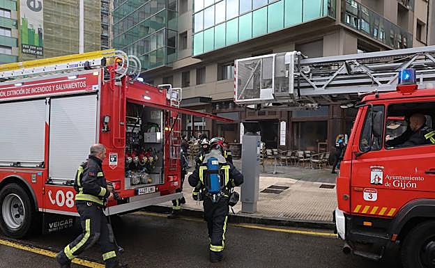 Intervención de los Bomberos en la pizzería afectada por el incendio.