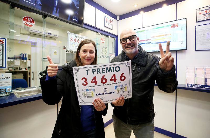 Susana González y Víctor Gión celebran los más de dos millones de euros repartidos en su establecimiento.