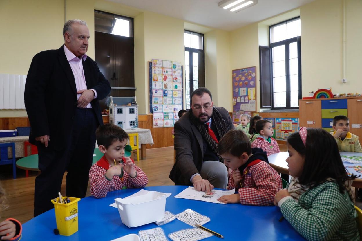 El presidente del Principado conversa con escolares del CRA Ría del Eo, acompañado por el director del centro, Francisco Rivas. 
