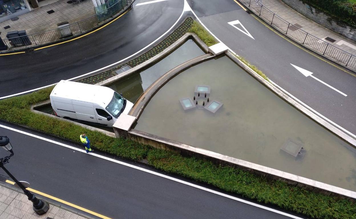 El coche quedó dentro de la fuente. 