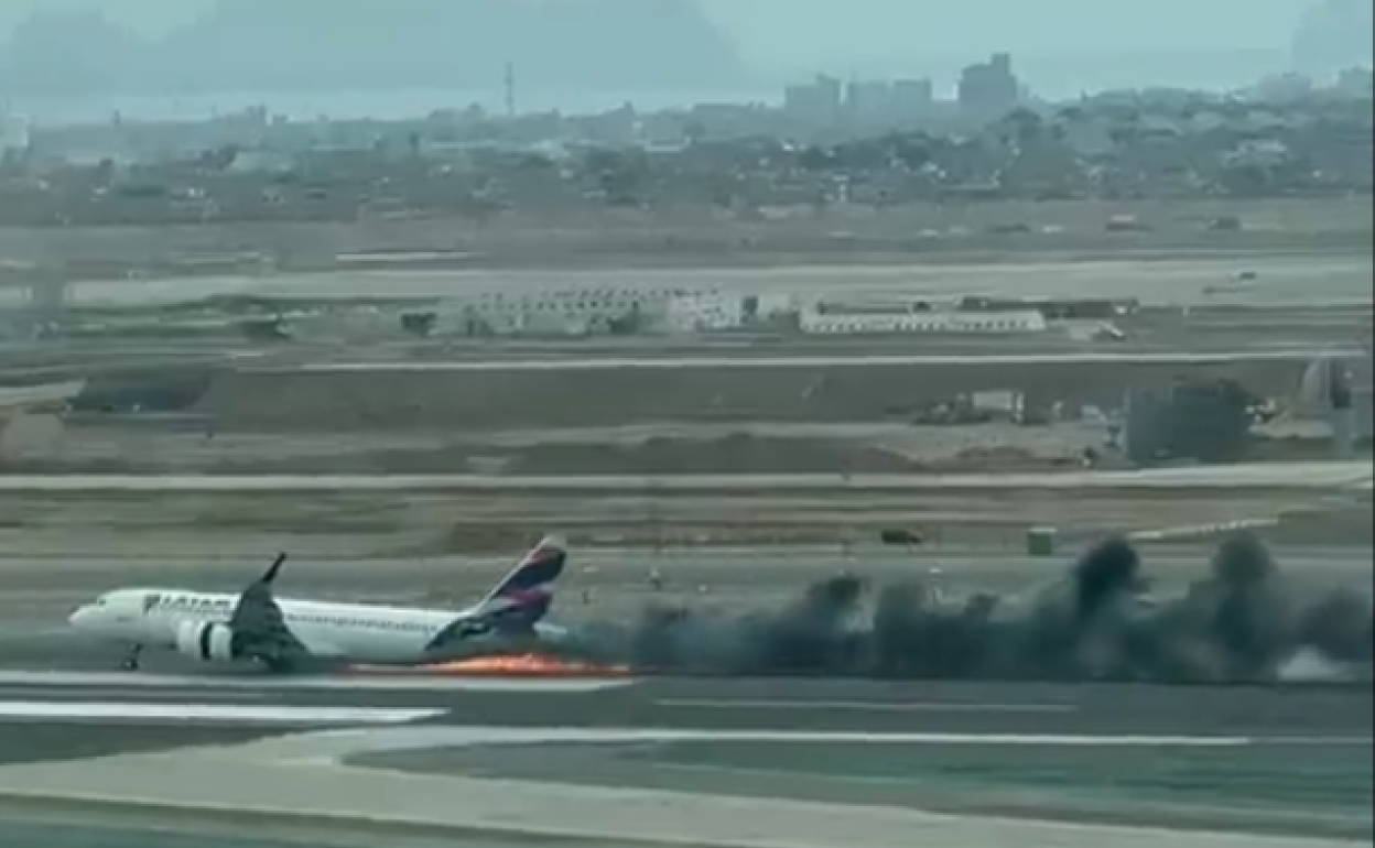 Estado en el que quedó el avión tras el incendio. 