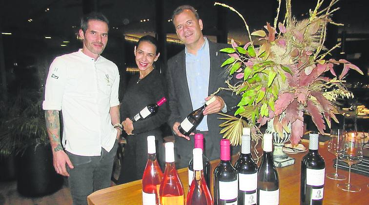 Adrián San Julián e Iratxe Miranda (Yume) con Gonzalo Montiel (Palacio de Villachica) en la cena-maridaje en el Niemeyer.