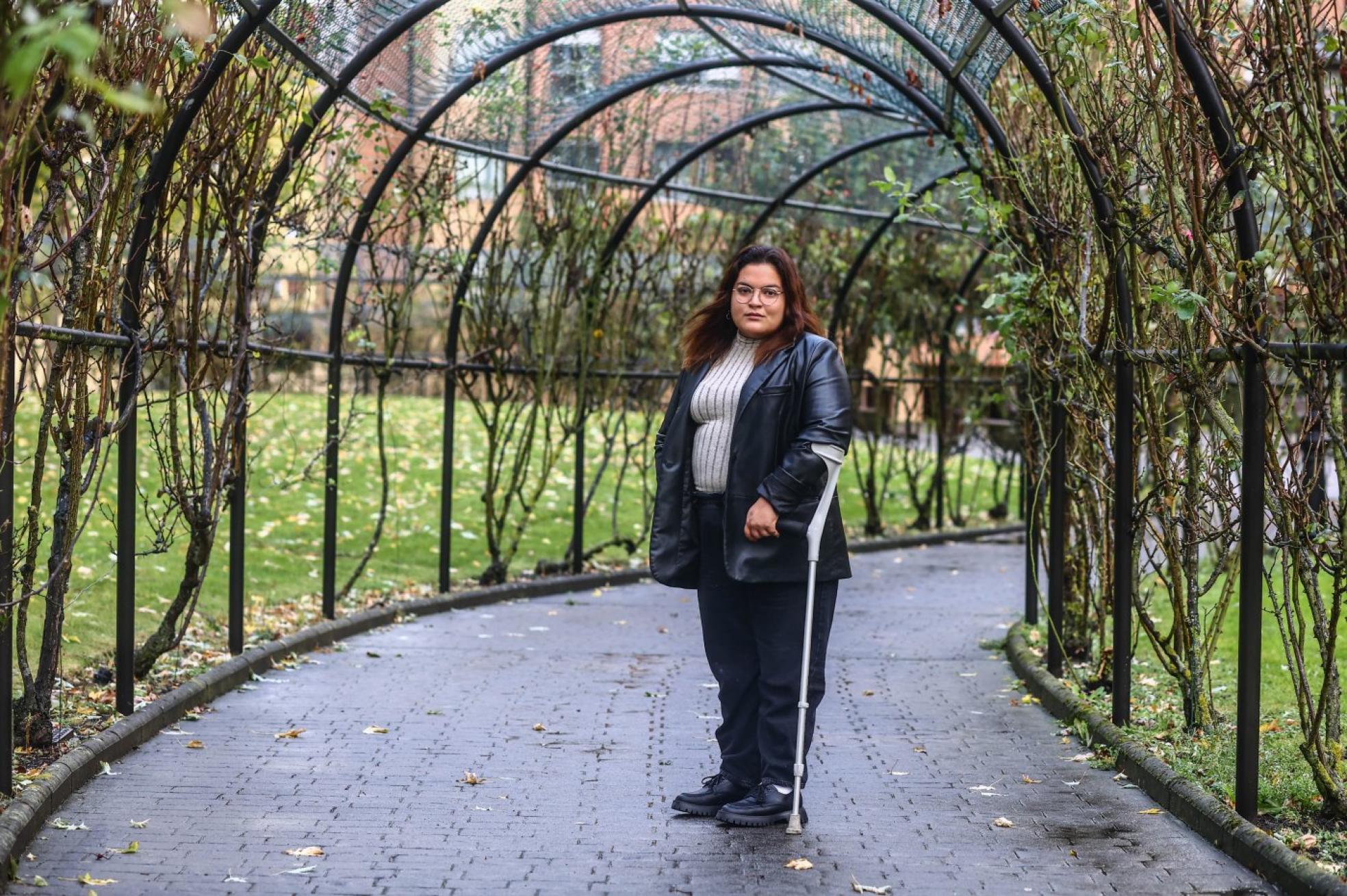 Sabrina Ríos ha tenido que someterse a diez operaciones desde su intento de suicidio, que le ha dejado secuelas que la obligan a andar con muleta. 